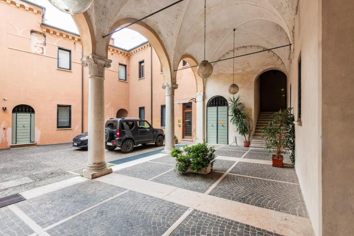 Апартаменты Residenza Palazzo Petrozzani Мантуя Экстерьер фото