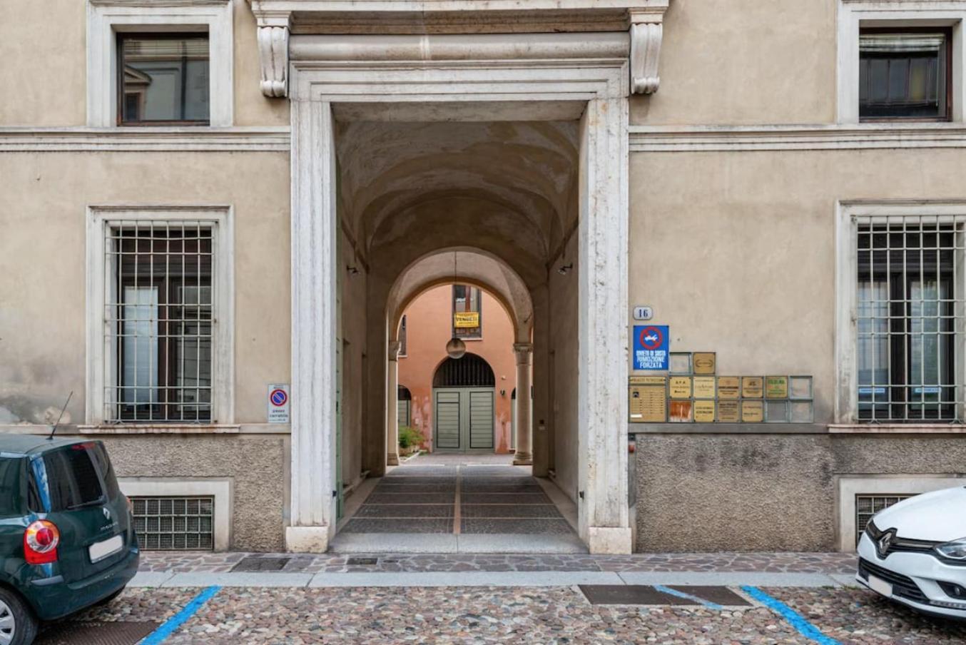 Апартаменты Residenza Palazzo Petrozzani Мантуя Экстерьер фото