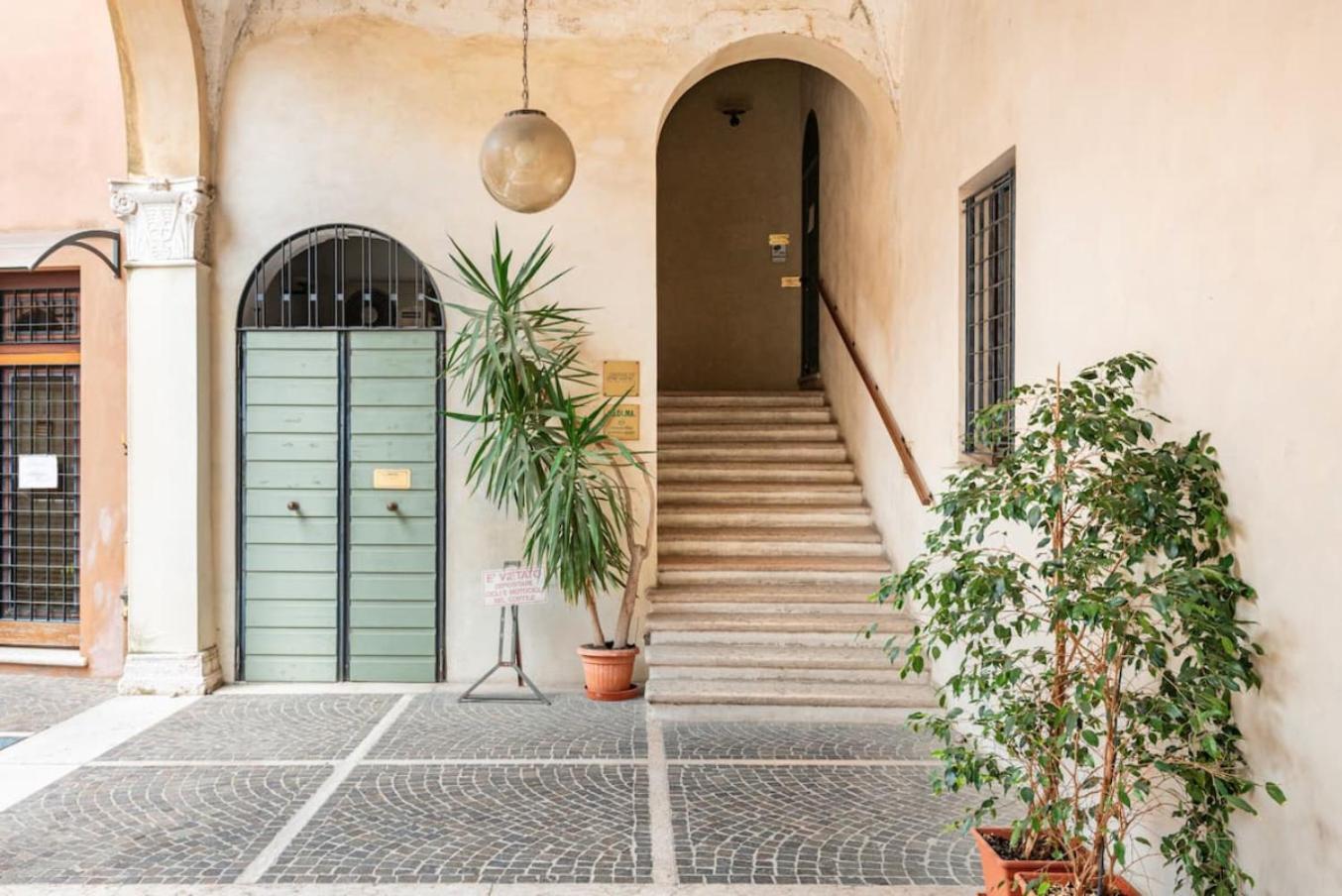 Апартаменты Residenza Palazzo Petrozzani Мантуя Экстерьер фото